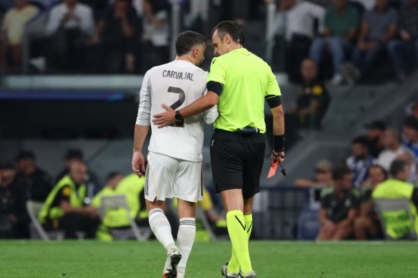  عصبانیت فرانسوی‌ها از اینکه داور، کارواخال را بغل کرده بود