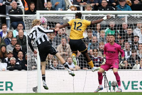 بارسلونا و رویارویی با دو بازیکن دو متری