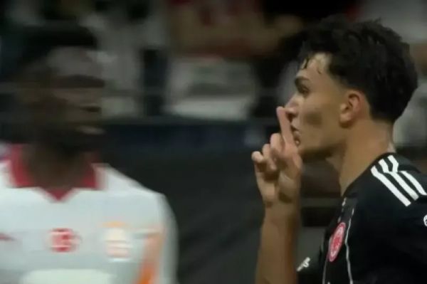  عکس؛ حرکت جنجالی ستاره فرانکفورت پس از گلزنی مقابل تیم ترکیه‌ای