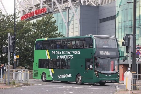  پیام طعنه آمیز برای آموریم روی یک اتوبوس