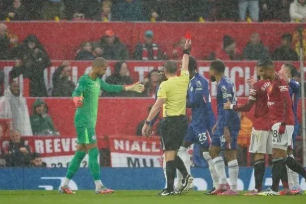  عذرخواهی دروازه‌بان چلسی پس از اخراج در دقیقه پنج  عکس