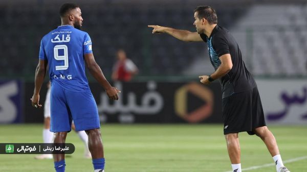  اقدام غیرحرفه‌ای کادر فنی استقلال؛ تخریب بازیکن در ملأ عام