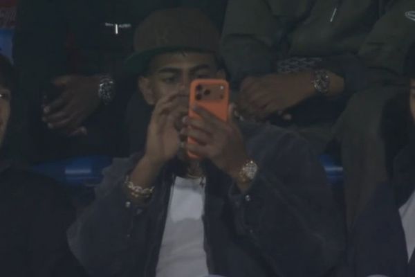 عکس؛ آیفون 17 پرومکس در دست لامین یامال