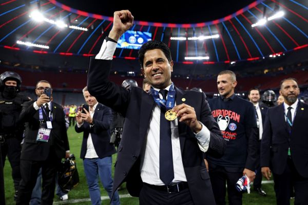 ناصر الخلیفی به مراسم توپ طلا میرود