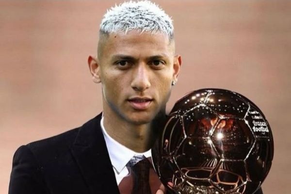 عکس؛ ستاره برزیلی و ساختن تصویری از خودش به همراه توپ طلا