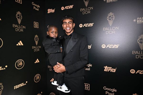  یامال و خانواده‌اش در ردیف اول مراسم توپ طلا