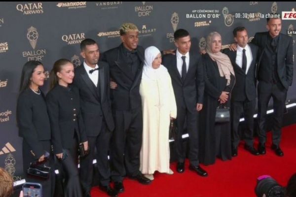 عکس؛ یامال در کنار مادربزرگ و اعضای خانوادهاش در مراسم توپ طلا