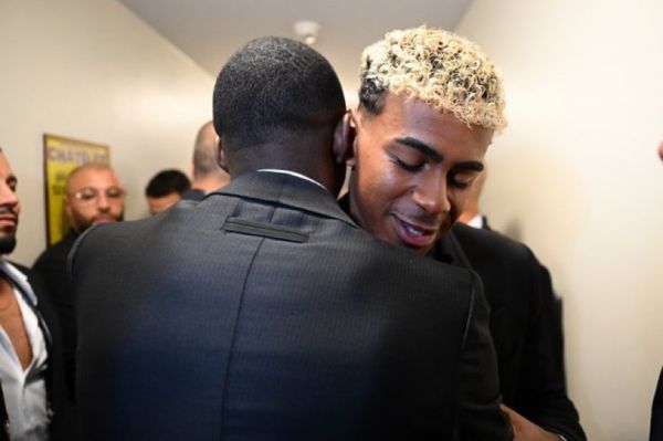 عکس؛ لحظهای که یامال و دمبله یکدیگر را در آغوش گرفتند