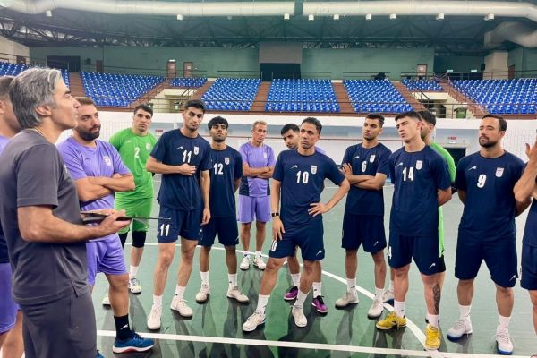  تقدیم نشان یادبود مسابقات در آخرین تمرین تیم ملی فوتسال