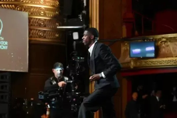 تبریک عجیب باشگاه فرانسوی به دمبله برای توپ طلا عکس