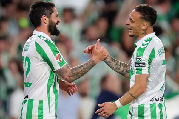  ستاره سابق منچستریونایتد، بهترین خرید تاریخ بتیس لقب گرفت