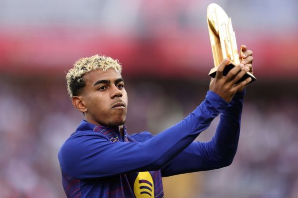  عکس؛ یامال و رونمایی از جایزه ویژه‌اش مقابل هواداران بارسلونا