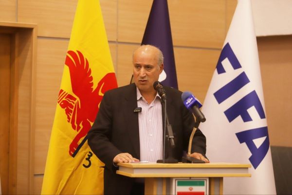 تاج داور اشتباه کرد حتما باید عذرخواهی کند