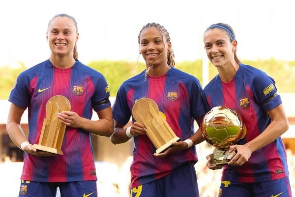 عکس؛ بونماتی و رونمایی از توپ طلایش مقابل هواداران بارسلونا