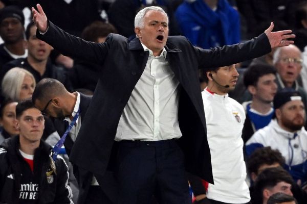 وساطت مورینیو برای آرام کردن هواداران خشمگین بنفیکا