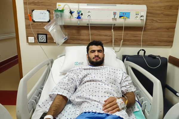  مهمدی زانوی خود را تیغ به جراحان سپرد