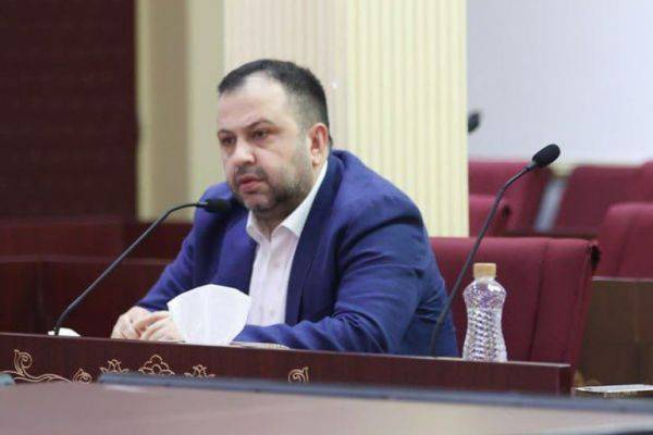  بابایی  شیشه عمر ساپینتو دست خودش است