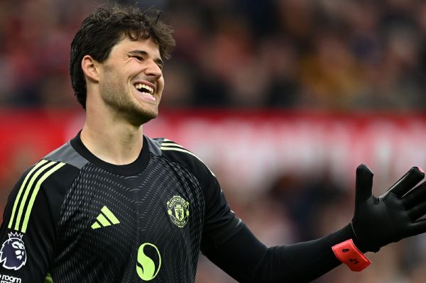 سرود جدید هواداران منچستریونایتد برای سنگربان جدید این تیم