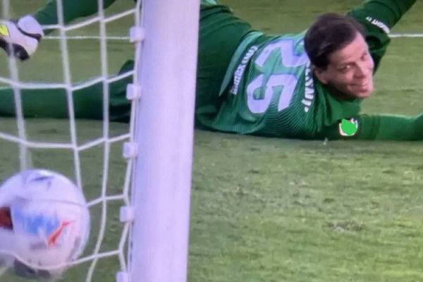 عکس؛ سوژه شدن خنده شزنی هنگام دریافت گل سوم