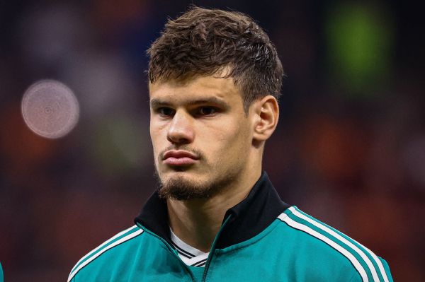  نویل و تشبیه خرید جدید لیورپول به یک کودک در زمین فوتبال