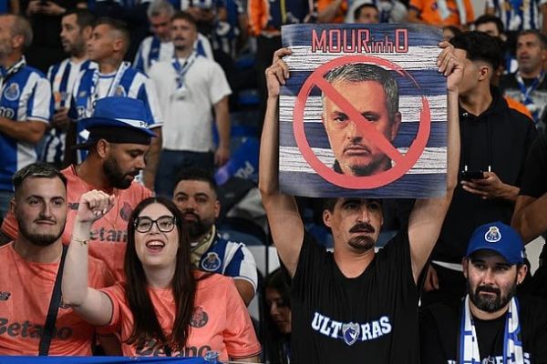  شعار دادن هواداران پورتو علیه مورینیو