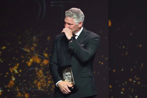 عکس؛ گریه شوایناشتایگر روی سن مشاهیر