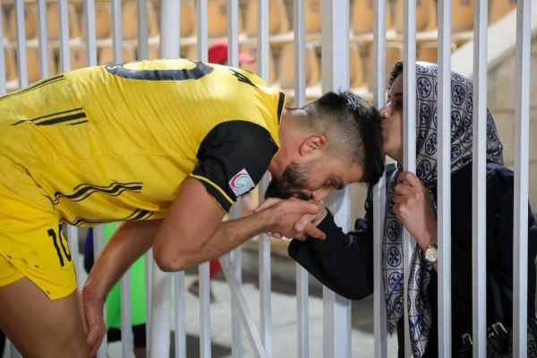  آقای گل لیگ یک و بوسه بر دستان مادر