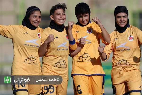 خاتون بم و یک برد پرگل دیگر