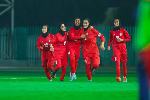 دختران نوجوان ایران، کویت را گلباران کردند