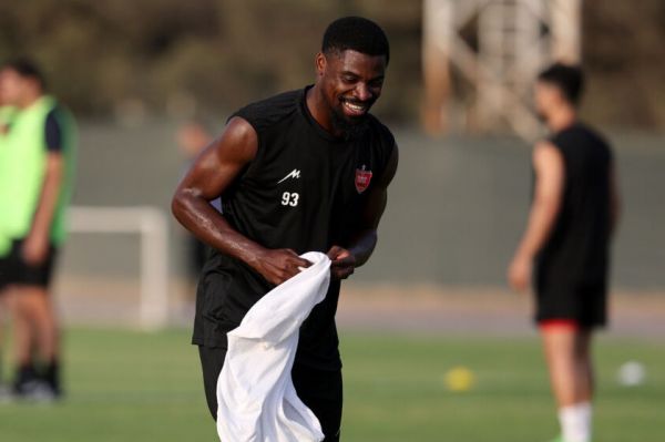 اوریه و واکنش جالبی که به پوشیدن پیراهن پرسپولیس نشان داد