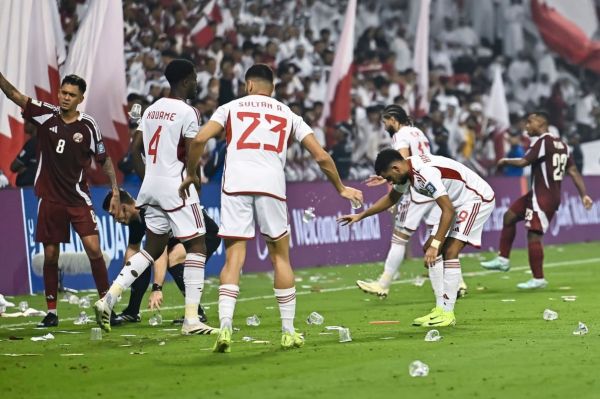 عکس؛ هواداران امارات و پرتاب آیفون 17 بر سر بازیکنان قطر