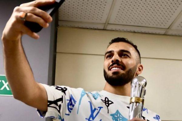  استقبال عاشقانه از مرد سال آسیا در فرودگاه  عکس