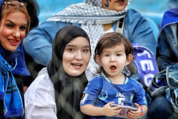  حضور همسر و فرزند رستم آشورماتوف در ورزشگاه شهرقدس