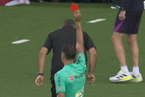 سرمربی بارسلونا ال کلاسیکو را از دست داد عکس