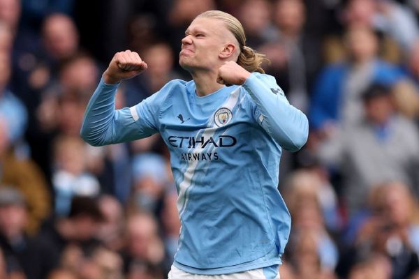 هالند، مردی که با کودکان فوتبال بازی میکند