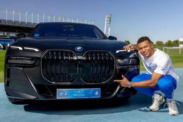 امباپه و ماشین گرانقیمتی که خودش پشت آن نمینشیند