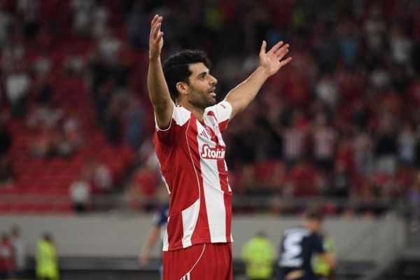 طارمی روی پوستر المپیاکوس برای بازی مقابل بارسلونا