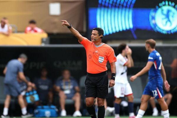  فغانی  فقط به یک نفر دست نمی‌دهم