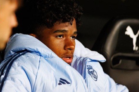  اندریک پس از تعویض نشدن، بطری آب را به زمین پرتاب کرد