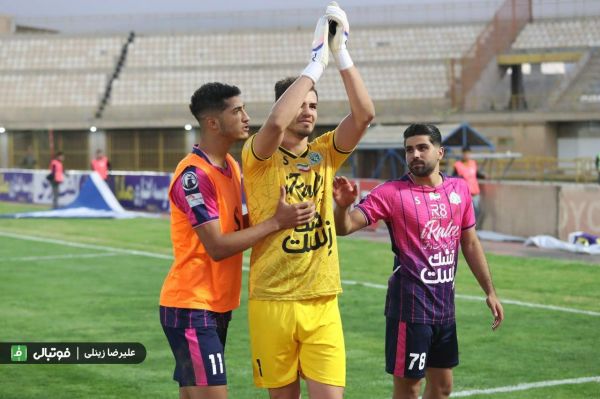  ناجی آلومینیوم و ژست شادی با ساق‌بندهای خاص  عکس