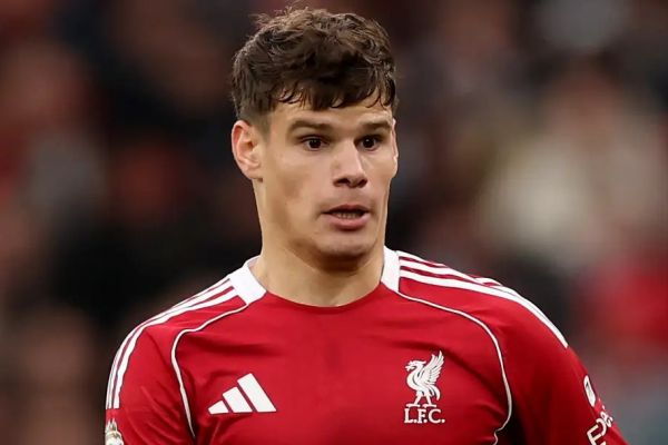  بازیکنی که زیر سنگینی پیراهن لیورپول لِه شده است