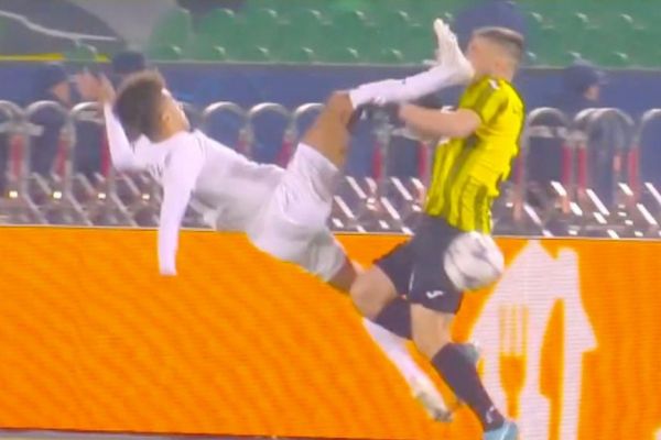  عکس؛ خطای بسیار خشن و اخراج بازیکن پافوس مقابل غیرت