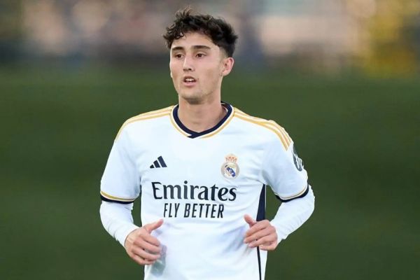 مدافع راستی که در تیم جوانان رئال مادرید شروع به کار کرده است
