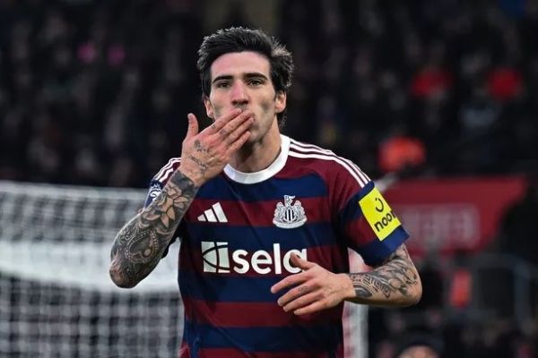 قرارداد ستاره نیوکاسل تمدید میشود