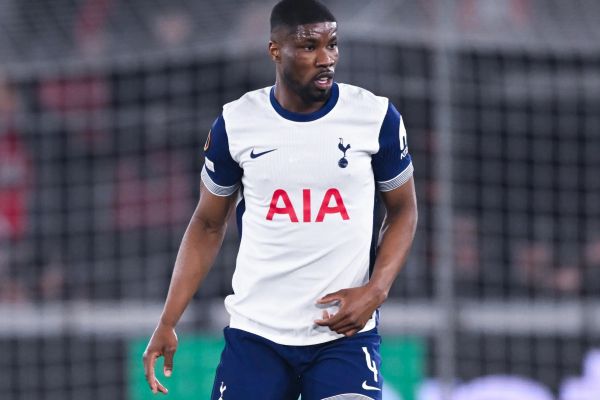 عذرخواهی مدافع تاتنهام از ستاره فرانسوی استون ویلا