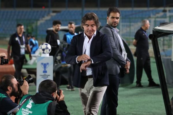  هوادار استقلال که کت ساپینتو را برای یادگاری می‌خواست