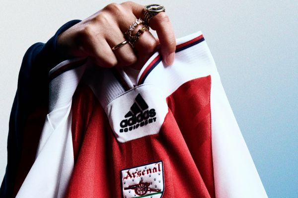  بازتولید یک کیت خاطره‌انگیز توسط آرسنال و آدیداس  عکس
