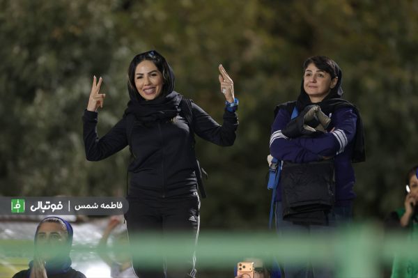  عکس؛ سرمربی فوتسال زنان استقلال در سکوهای ورزشگاه شهر قدس