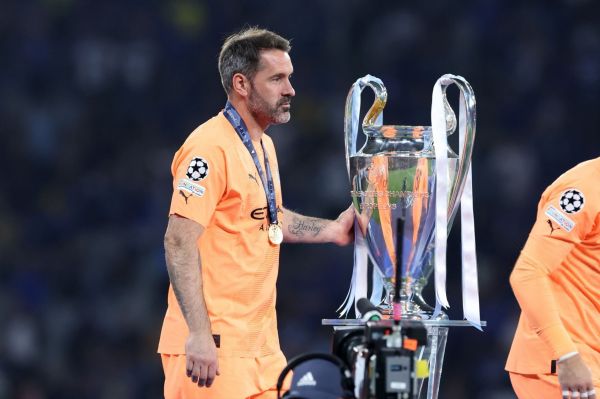 دروازهبان کم نام و نشان اما پر افتخار بازنشسته شد