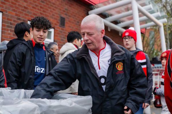  منچستریونایتد بیش از ۲۲۰۰ لباس زمستانی به نیازمندان اهدا کرد